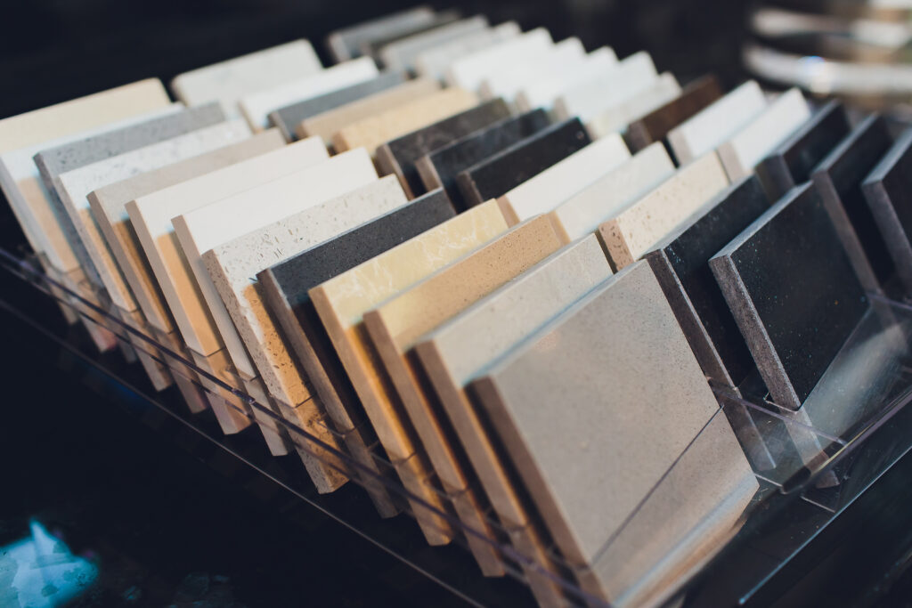 Fliesen und Plattenmuster im Schauraum in Pama