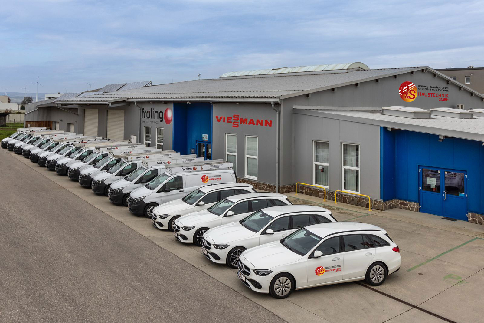 Autoflotte und Bürogebäude der D&S Haustechnik in Nornburgenland.