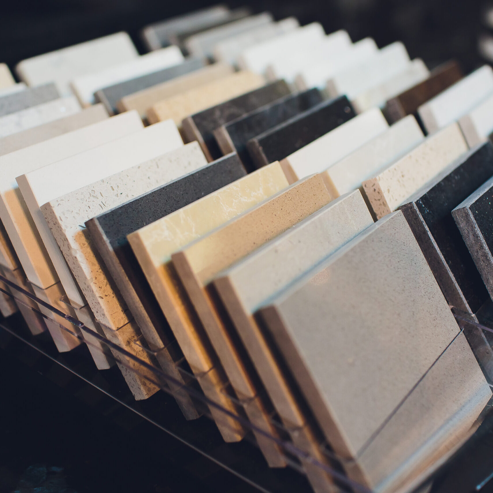 Fliesen und Plattenmuster im Schauraum in Pama